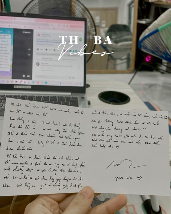“Hê nhô Yến Trần babi cute của anh, mới đó mà đã 4 năm rùi hì. Babi thấy 4 năm có dài hem? Anh thì thấy chưa đủ dài á, cơ mà cũng đủ thời gian để 2 đứa trải qua nhiều vui buồn, giận hờn, cãi vã. Cũng đủ để 2 đứa hiểu nhau nhiều hơn rùi. Để đòi hỏi sự hoàn hảo thì rất khó, anh chỉ mong muốn 2 đứa khi mô cũng vui vẻ hạnh phúc biết nhường nhịn và yêu thương nhau như ri á. Nếu sau ni lỡ có cãi nhau hay gặp chuyện chi khó khăn, babi hãy cứ nghĩ về những ngày hạnh phúc của 2 đứa nha, và anh cũng sẽ như rứa nà ^^ Anh yêu thương babi nhiều lắm và anh biết babi cũng yêu thương anh nhiều ^^ Anh muốn cũng babi của anh đi xa hơn nữa. Babi chờ anh năm sau anh tiết kiệm tiền cưới babi nha <3”