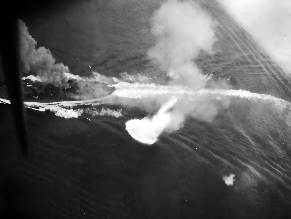Thiết giáp hạm Yamato của Nhật Bản phát nổ sau khi bị trúng bom và ngư lôi nặng nề từ máy bay của tàu sân bay Hải quân Mỹ, phía bắc Okinawa. Ảnh được chụp bởi máy bay từ tàu USS Hornet (CV-12). Ba tàu khu trục của Nhật Bản đang ở gần đó.