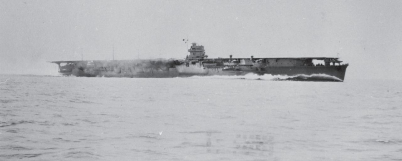 Hiryu đang chạy thử nghiệm ở vùng biển ngoài khơi Tateyama vào ngày 21 tháng 6 năm 1939. Sau khi được trang bị và vũ trang đầy đủ, Hiryū thực hiện một số lượt chạy tốc độ cao để thử nghiệm hệ thống động lực. Con tàu đạt tốc độ 34,59 hải lý/giờ, trở thành tàu sân bay nhanh nhất thế giới vào thời điểm đó. Chú ý hai đèn pha tìm kiếm 110cm trên sàn đáp được nâng lên từ các hốc chứa bên dưới.