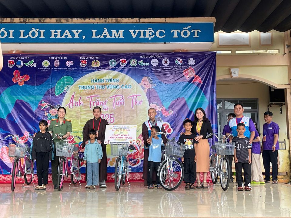 Trao tặng 5 chiếc xe đạp cho học sinh có hoàn cảnh đặc biệt khó khăn, hiếu học 