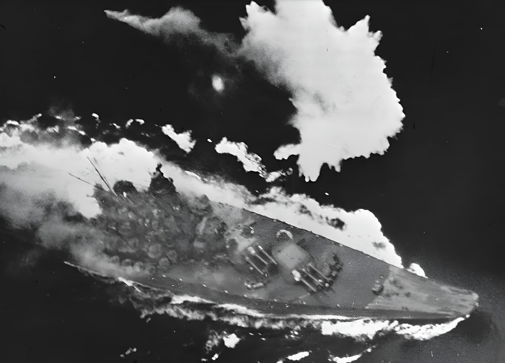Chiến dịch lớn cuối cùng của Hải quân Đế quốc Nhật sau trận vịnh Leyte là cuộc xuất kích của siêu thiết giáp hạm Yamato cùng chín tàu hộ tống nhằm tấn công hạm đội Mỹ ngoài khơi Okinawa vào tháng 4 năm 1945. Trong loạt đợt không kích ngày 7 tháng 4, Yamato bị đánh trúng từ 9 đến 12 ngư lôi và 7 quả bom, rồi bị đánh chìm. Sự hy sinh vô ích này đã cướp đi sinh mạng của hơn 3.000 người trong thủy thủ đoàn. Bức ảnh cho thấy Yamato đang cơ động ở giai đoạn đầu của cuộc tấn công khi một quả bom phát nổ bên mạn trái. (NHHC)