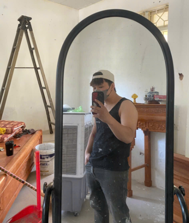 "Thợ sơn" và căn phòng của Lập béo. Cảm thấy may mắn vì không được sinh ra trong gia đình giàu có thì mới biết mình chịu khó thế nào.