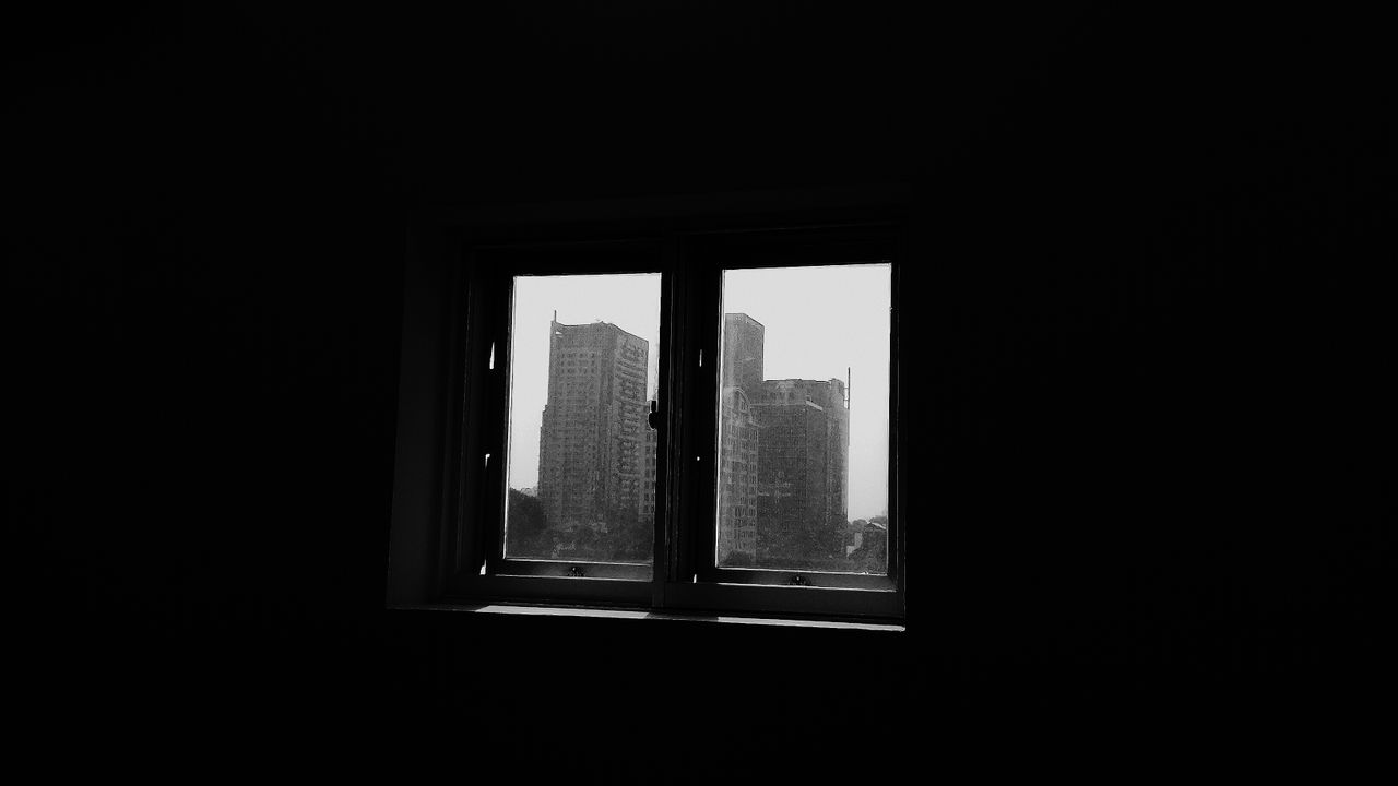 Phòng dù bé dù lớn, nhưng rất cần một chiếc cửa sổ, nhỏ thôi cũng được. Người dù vui dù buồn, xứng đáng có một người sẵn sàng ở bên, chia sẻ. 