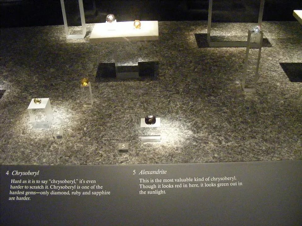 "Bảo tàng Field - Bộ sưu tập Đá quý - Chrysoberyl," giống chrysoberyl và alexandrite, Bảo tàng Lịch sử Tự nhiên Field , Chicago, Ill., của Erika Smith , được cấp phép theo CC By-SA 2.0