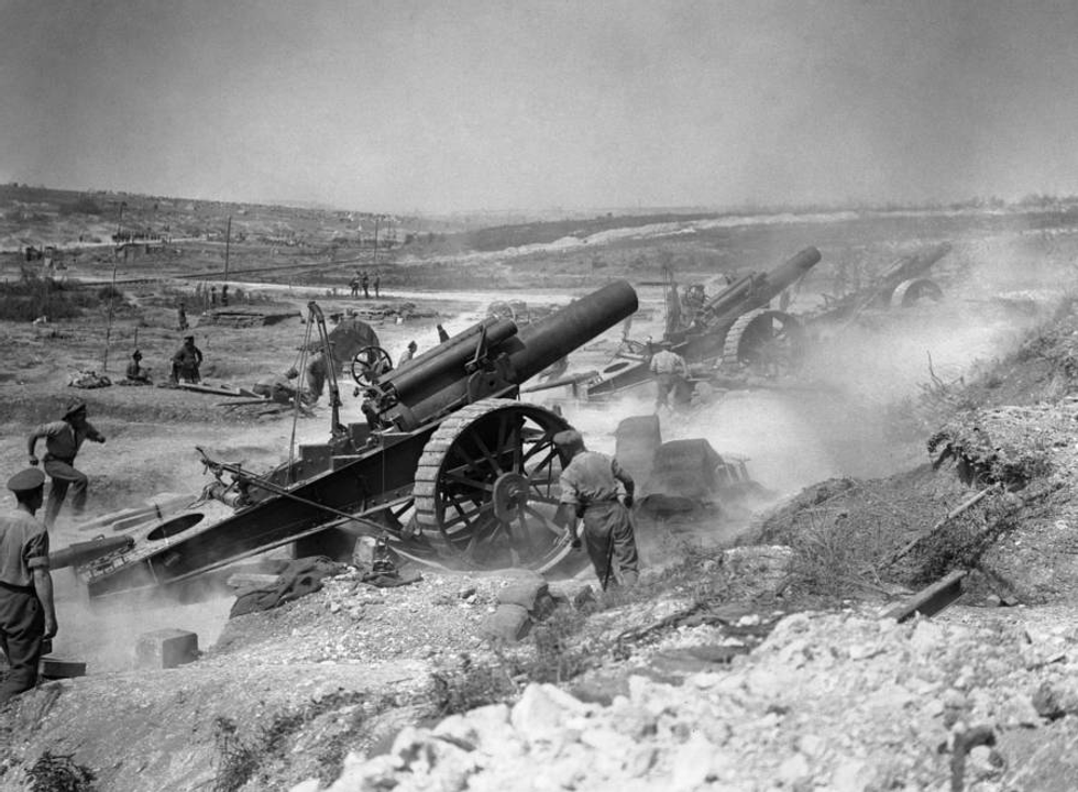 3 khẩu pháo 8 inch (203 mm) đang khai hỏa