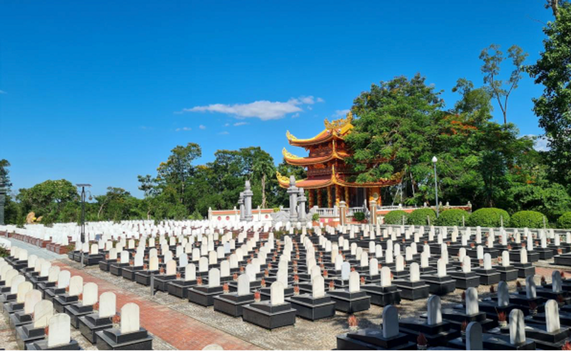 Nghĩa trang liệt sĩ Trường Sơn - Nơi yên nghỉ của hàng ngàn anh hùng liệt sĩ nơi quy tụ 10.263 phần mộ của các liệt sĩ&nbsp;tôn vinh những người con thân yêu của Tổ quốc đã anh dũng hy sinh xương máu của mình trên các nẻo đường Trường Sơn vì sự nghiệp giải phóng dân tộc.