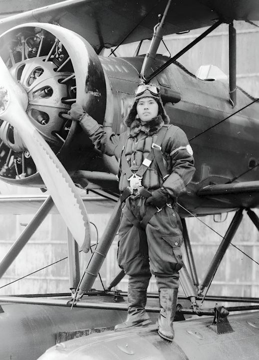 Học viên phi công của Hải quân Đế quốc Nhật (IJNAF) được chọn điều khiển thủy phi cơ hoặc thuyền bay sẽ được huấn luyện trên thủy phi cơ huấn luyện Yokosuka Loại 90 (K4Y1), sau đó chuyển sang phiên bản thủy phi cơ của Yokosuka Loại 93 (K5Y2). Trong ảnh, một học viên trẻ đứng tự hào trên phao trái của chiếc K5Y2. (Bộ sưu tập của tác giả)