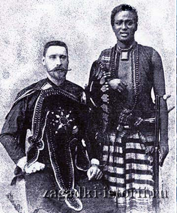 Nikolay Leontiev và phụ tá bản địa.