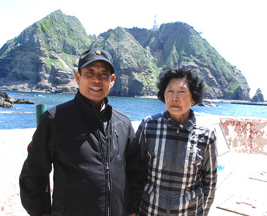 Hình ảnh vợ chồng ông Kim Seong-do. <i>Nguồn: Gyeongbuk báo 2013</i>