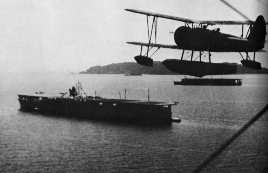 Sōryū và Ryūjō tại vịnh Tōkyō khoảng năm 1938. Các khẩu pháo cao xạ 12,7cm bên mạn trái trông gần như là màu trắng trong bức ảnh này. Chiếc máy bay ở tiền cảnh là một thủy phi cơ trinh sát Type 95 ‘Dave’. (Phòng Hàng không Hải quân Đế quốc Nhật Bản)