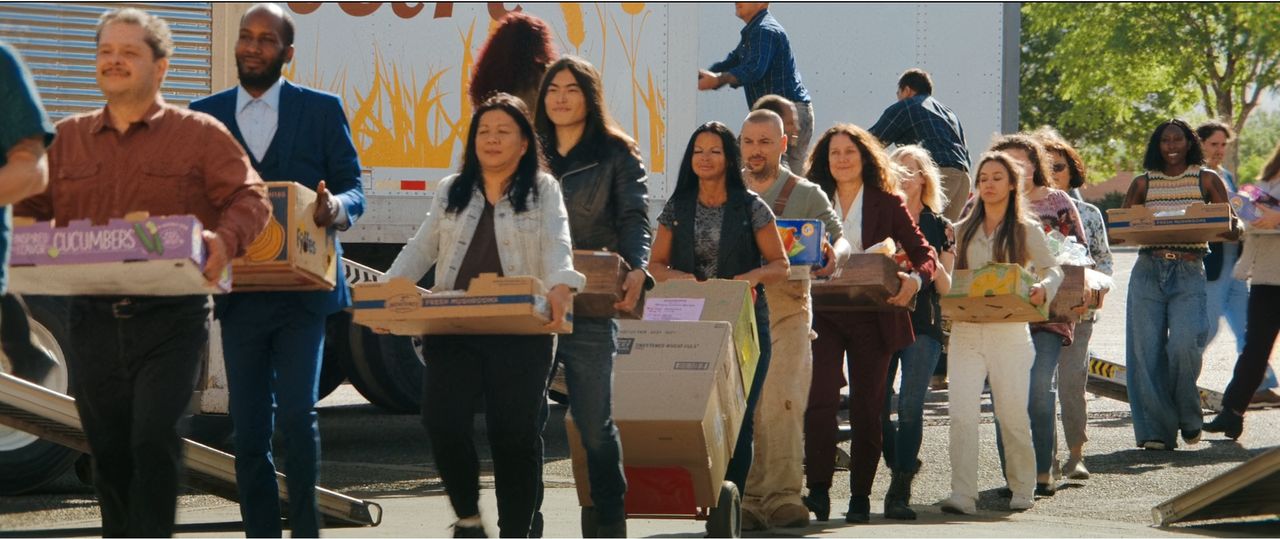 Hàng tỷ con người cùng nhau làm việc như đàn ong để vận hành thế giới và làm cho Carol vui lòng, tuy nhiên tất cả đều là một chứ chẳng có vị "ong chúa" nào làm trung tâm cả