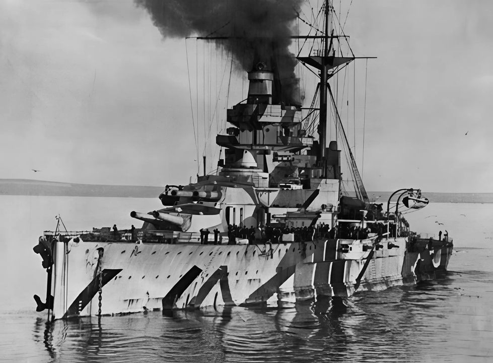 Thiết giáp hạm cao tốc lớp Royal Sovereign (hay còn gọi là lớp Revenge) HMS Ramillies, được chụp khi đang neo tại Scapa Flow vào cuối năm 1917. Đặc biệt, thiết giáp hạm trang bị pháo 15 inch này được sơn trong một sơ đồ ngụy trang dazzle, gồm các sọc màu xanh đậm, xám đậm, xám trung bình và đen, ở một số chỗ có viền trắng, trên nền màu hồng nhạt ở phía mũi, xám trung bình ở phía đuôi và xanh ô liu nhạt ở phần giữa tàu.