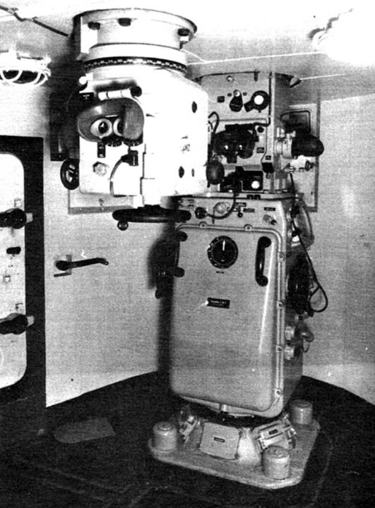 Bên trong một trong các bộ chỉ huy pháo của thiết giáp hạm Bismarck. Bộ chỉ huy pháo được đặt trên một bệ đỡ, bên cạnh kính ngắm quang học phục vụ cho máy đo tầm 10.5m được lắp trên đỉnh vị trí. Bộ chỉ huy này nhận dữ liệu bắn từ máy tính tương tự của thiết giáp hạm và truyền thông tin đến các tháp pháo.