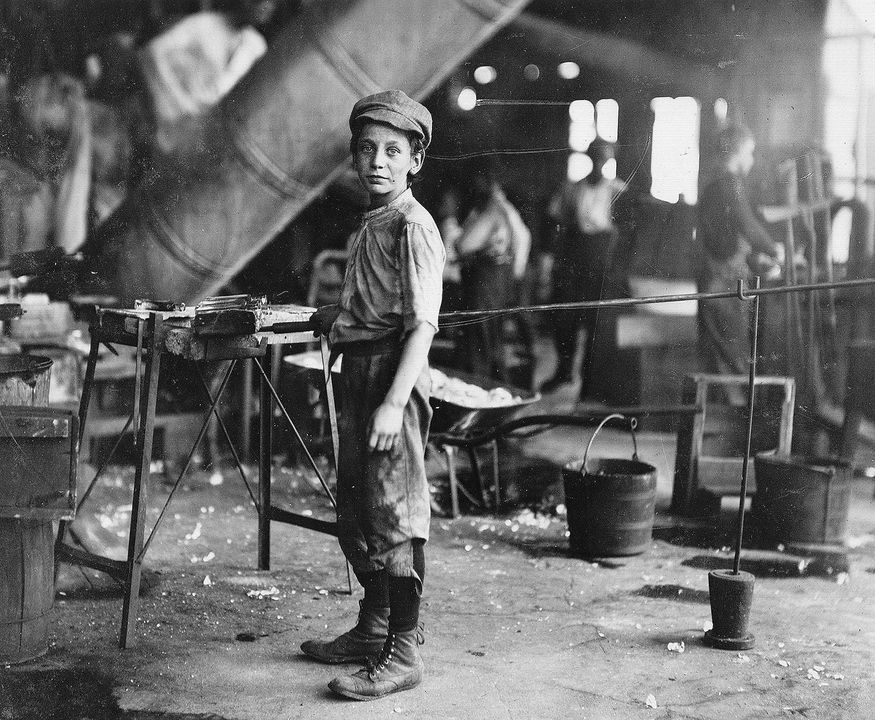 Một thợ lao động nhí trong xưởng rèn bên Mỹ. Ảnh chụp đầu thế kỷ 20.