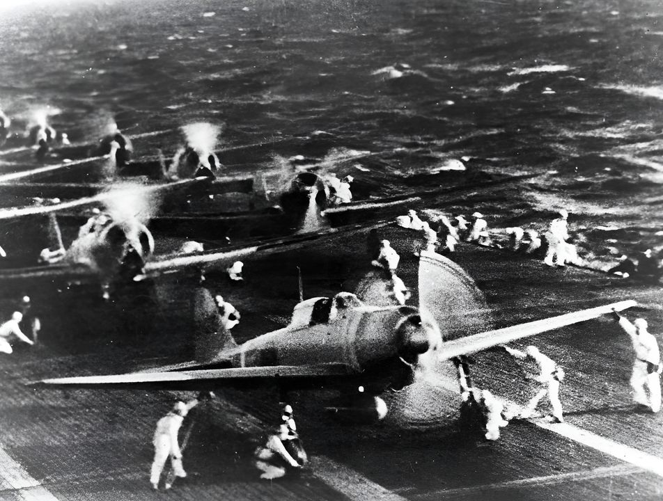 Đợt tấn công thứ hai trên tàu Shokaku đang chuẩn bị cất cánh. Danh tính con tàu được xác nhận qua ký hiệu của máy bay. Hải đội Tàu sân bay số 5 được giao các mục tiêu phụ trong cả hai đợt tấn công do phi công của họ còn thiếu kinh nghiệm. (NHHC)