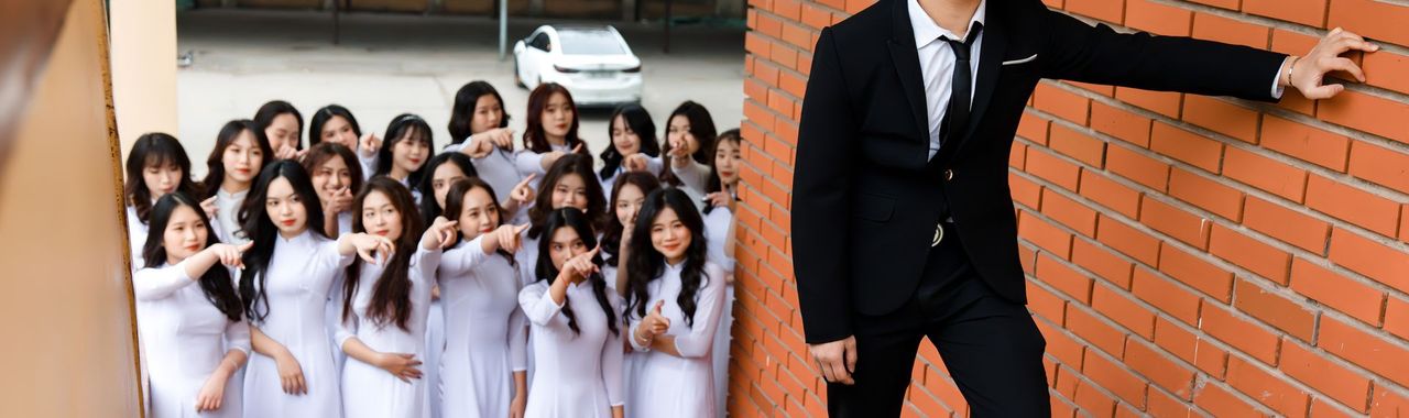 Tôi đi lên cầu thang với ánh nhìn dõi theo của mấy đứa con gái trong lớp.