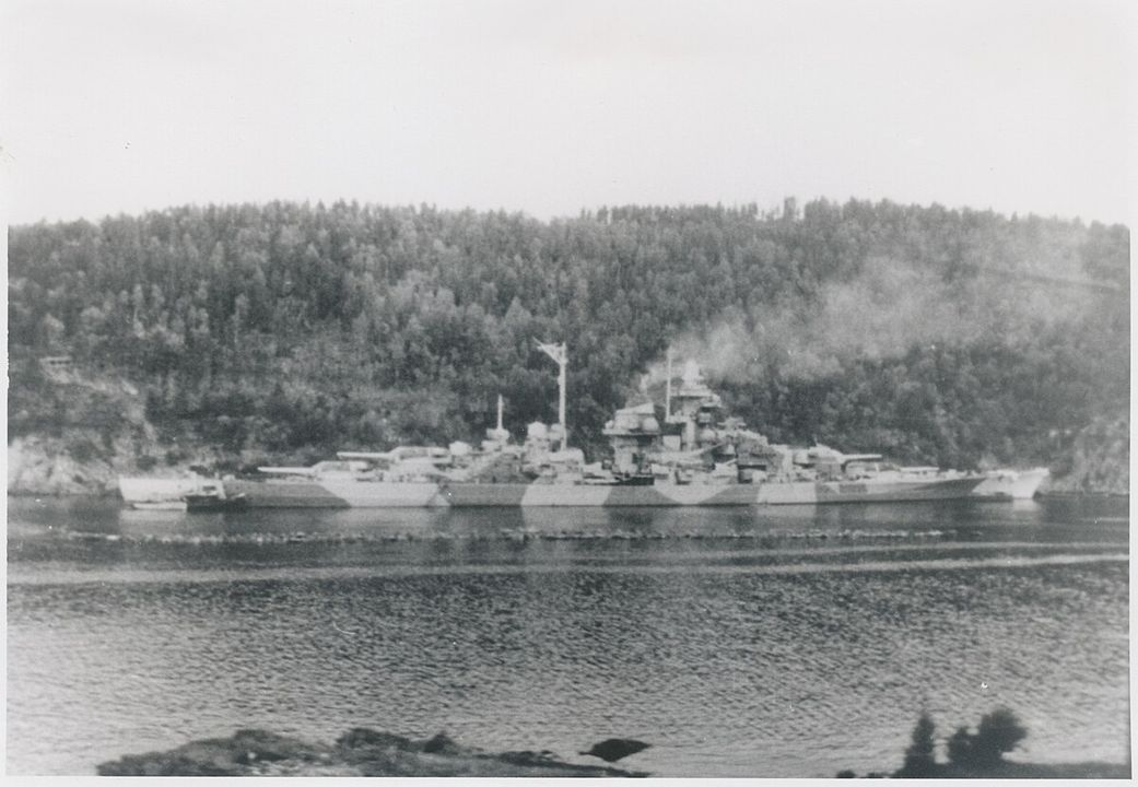KMS Tirpitz, được chụp ảnh ở Fættenfjord gần Trondheim, Na Uy. Con tàu đã dành phần lớn sự nghiệp thời chiến của mình ở vùng biển Na Uy. Mặc dù hiếm khi xuất kích từ đó chống lại các đoàn tàu Bắc Cực, nhưng nó vẫn là một mối đe dọa tiềm tàng đối với quân Đồng minh, buộc Hạm đội chính quốc của Anh phải duy trì một lực lượng thiết giáp hạm mạnh mẽ ở Bắc Cực.