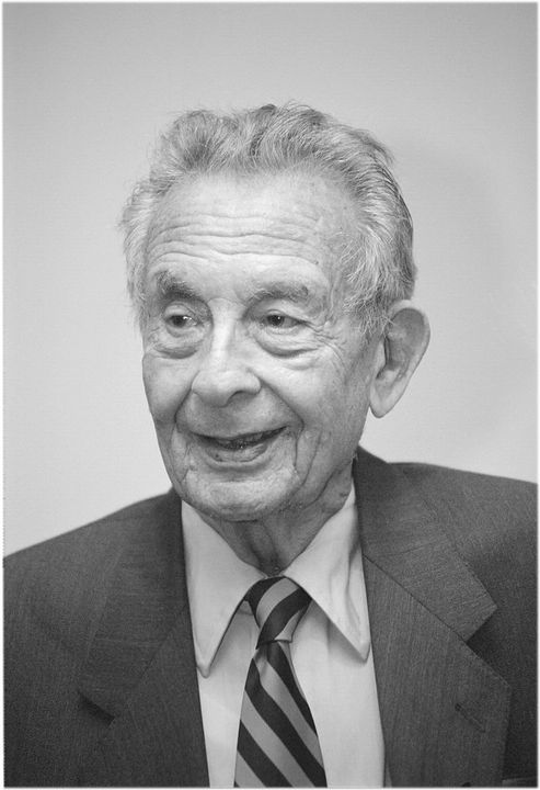<i>Hình 1: Chân dung George Gerbner (1919-2005)</i>