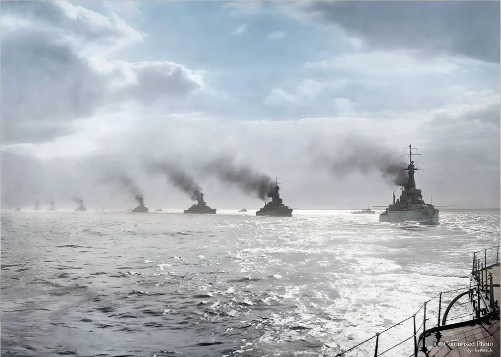 Đại Hạm đội đang đi chuyển theo tuyến chiến hạm trên Biển Bắc vào năm 1918.