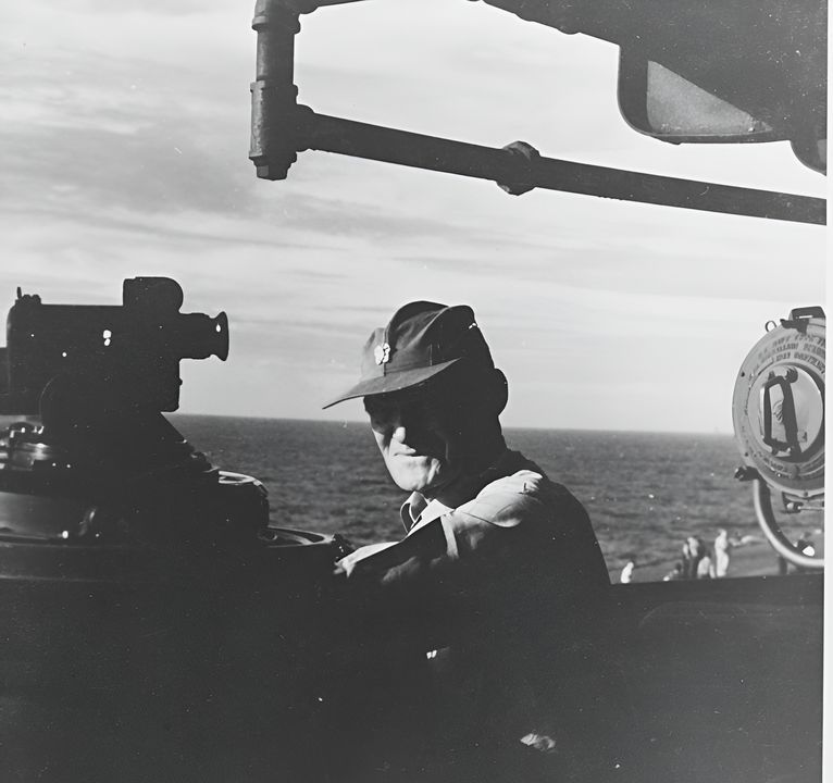 Phó Đô đốc Mitscher được chụp ảnh trên đài chỉ huy của soái hạm Lexington vào ngày 19 tháng 6. Ông chủ trương cách tiếp cận quyết liệt hơn nhiều để đối phó với mối đe dọa từ các tàu sân bay của Ozawa, nhưng đã bị Spruance bác bỏ. Dẫu vậy, TF 58 của Mitscher vẫn chịu đựng được đòn tấn công đầu tiên của Nhật Bản mà không bị thiệt hại đáng kể. (NHHC)