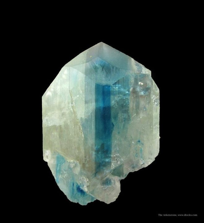 Tinh thể Euclase từ Brazil này thể hiện vùng màu rõ ràng là trắng và xanh lam.