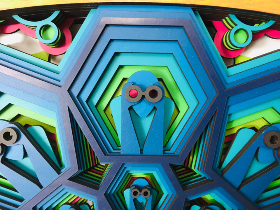 <i>Kỷ nguyên Sousveillance (Giám sát từ dưới lên): Trong thế giới phẳng, mỗi chiếc smartphone là một "camera chạy bằng cơm". Không một sự "phông bạt" nào có thể ẩn mình mãi trước hàng triệu thám tử dữ liệu. (Nguồn: Sưu tầm)</i>