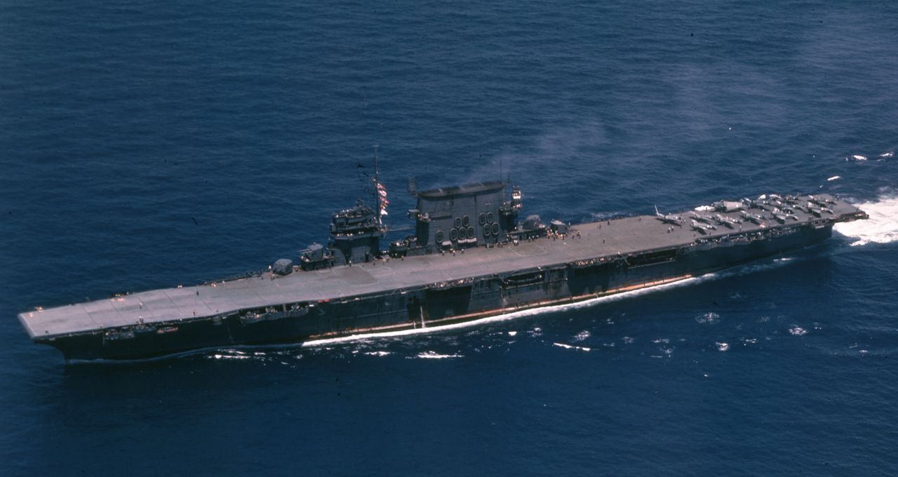 Tàu sân bay Saratoga đã bỏ lỡ 3 trong số bốn trận hải chiến tàu sân bay năm 1942 do hư hại từ ngư lôi của tàu ngầm Nhật. Đây là hình ảnh tàu sân bay trong một giai đoạn hiếm hoi nó hoạt động được vào năm 1942. Saratoga đóng vai trò quan trọng trong trận Đông Solomon khi không đoàn của nó đã đánh chìm tàu sân bay hạng nhẹ Ryujo.