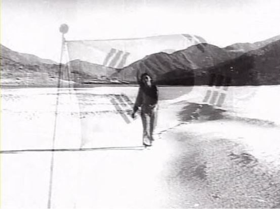 Trong cảnh cuối phim “Piagol”, đạo diễn phải đưa thêm hình ảnh lá cờ Hàn Quốc vào để thoát án kiểm duyệt. Nguồn: Korean Film Archive.