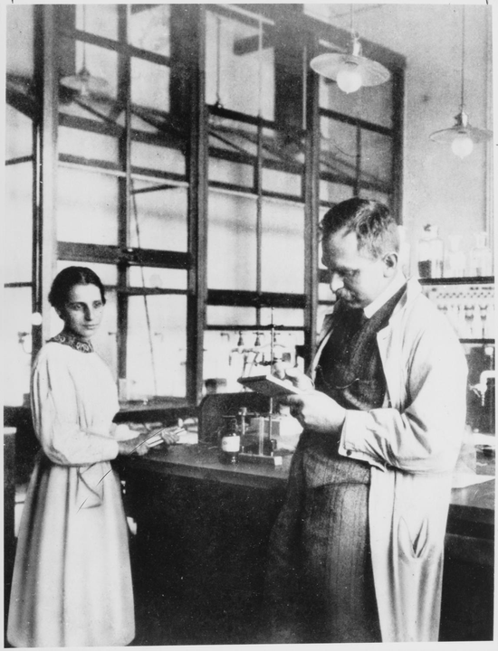Otto Hahn và nhà vật lý Lise Meitner trong phòng thí nghiệm của Viện Hóa học Kaiser Wilhelm ở Berlin năm 1913.

