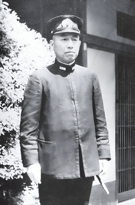 Người được xem là cha đẻ của các cuộc tấn công kamikaze là Phó Đô đốc Takijiro Onishi, tư lệnh Hạm đội không quân số 1 tại Philippines vào tháng 10 năm 1944. Quyết tâm của ông trong việc bắt đầu các cuộc tấn công cảm tử là sự kết tinh của một năm thảo luận lý thuyết trong giới lãnh đạo Hải quân Đế quốc Nhật Bản về cách vượt qua sự thua kém ngày càng lớn của Nhật Bản so với Hải quân Mỹ. (theo Henry Sakaida)