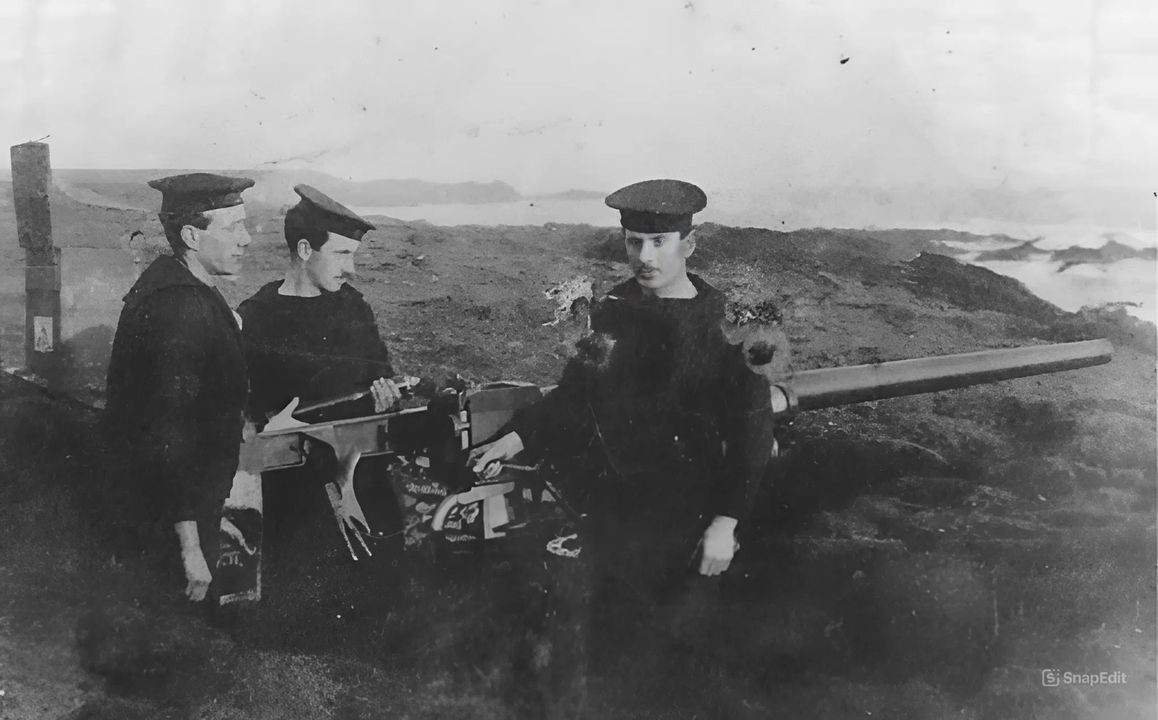 Khi chiến tranh bùng nổ, Scapa Flow không có phòng thủ. Biện pháp tạm thời là đưa các khẩu pháo hạng nhẹ từ hạm đội lên bờ, bố trí khống chế các hướng tiếp cận từ biển vào vùng neo. Ở đây, một đội thủy thủ đang vận hành khẩu pháo Vickers 3-pounder (1,85 inch hay 47mm) bắn nhanh được đặt trên bờ đảo Flotta, khống chế lối vào Switha Sound.