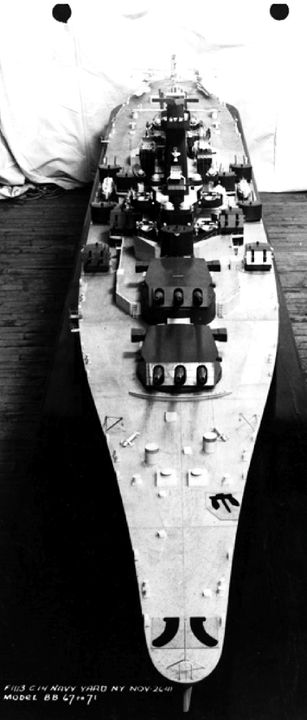 Cùng một mô hình được chụp từ mũi tàu. Góc nhìn này cho thấy chiều ngang lớn của các tàu này – chúng là những thiết giáp hạm đầu tiên của Hải quân Hoa Kỳ được thiết kế ngay từ đầu mà không tính đến khả năng đi qua Kênh đào Panama. Lưu ý các thiết bị phá thủy lôi (mine paravanes) đặt trên boong phía trước các tháp pháo 406mm. Phía sau các tháp pháo là tháp chỉ huy bọc giáp nặng. Khu vực phía trước của tàu có không gian boong mở với các góc bắn rõ ràng, và sẽ được trang bị các bệ pháo 40mm và 20mm nếu các tàu này được đóng. (Naval History and Heritage Command)