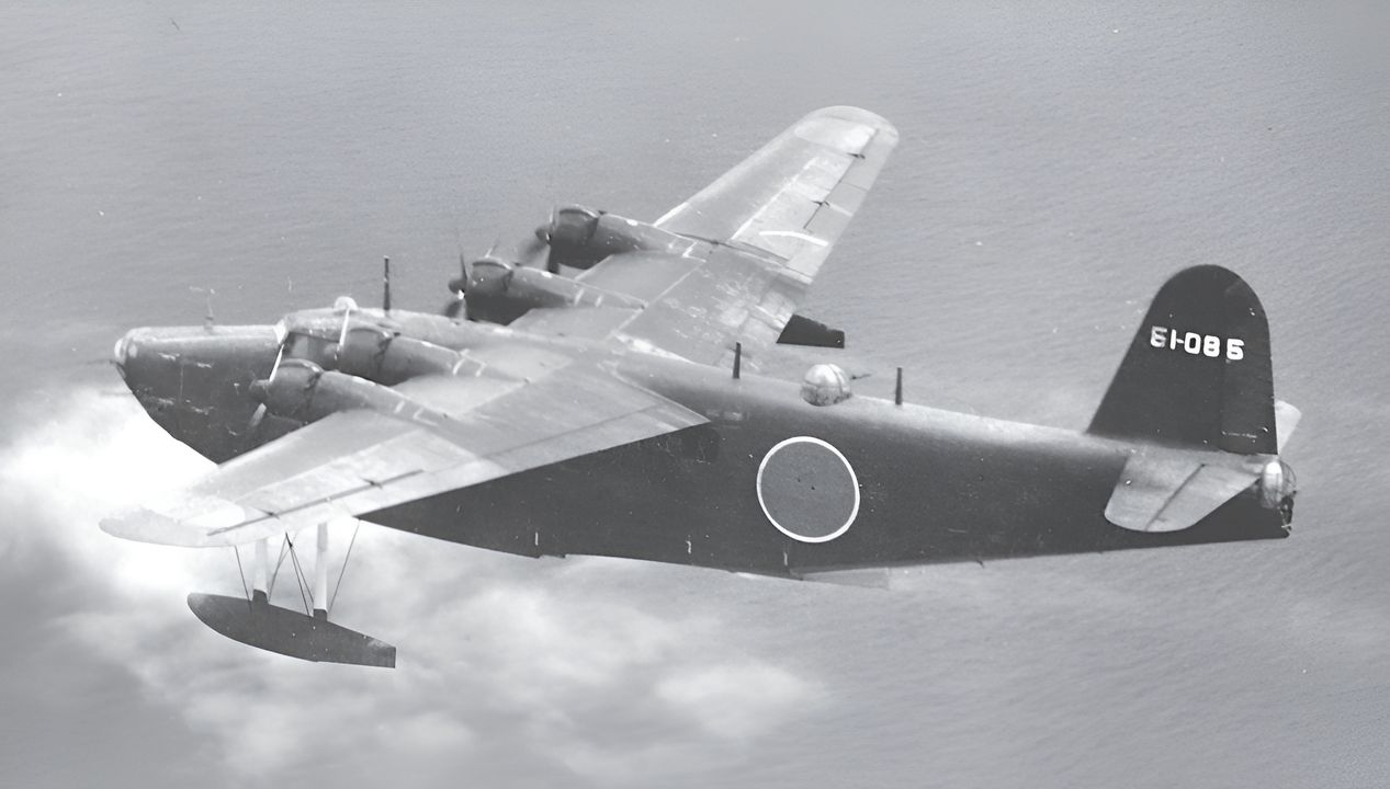 Bức ảnh cận cảnh đặc biệt ấn tượng này chụp một chiếc “Emily” thuộc Hải đội 851 (851st Kokutai) vào ngày 2 tháng 7 năm 1944, được chụp từ một chiếc PB4Y-1 của Phi đội VB-115 trong khi đang tấn công. Ảnh cho thấy vũ khí của H8K gồm pháo Type 99 20mm gắn ở các tháp pháo lưng, hông và đuôi. Khẩu pháo trong tháp pháo lưng dường như đang chĩa xa khỏi PB4Y-1, cho thấy có thể pháo thủ của Liberator đã vô hiệu hóa nó. (80G-241258, RG80, NARA)