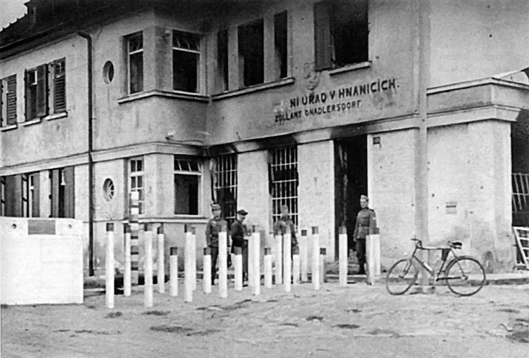 <i>Tòa nhà hải quan ở làng Hnanice của Tiệp Khắc, bị thiêu rụi trong cuộc giao tranh đêm ngày 21-22/09/1938.</i>