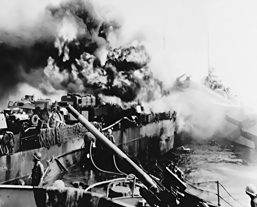 LST-472 là một trong hai tàu đổ bộ tăng (LST) bị đánh chìm ngoài khơi Mindoro vào ngày 15 tháng 12 năm 1944. Các tàu đổ bộ hiếm khi trở thành mục tiêu của phi công kamikaze. (NARA)