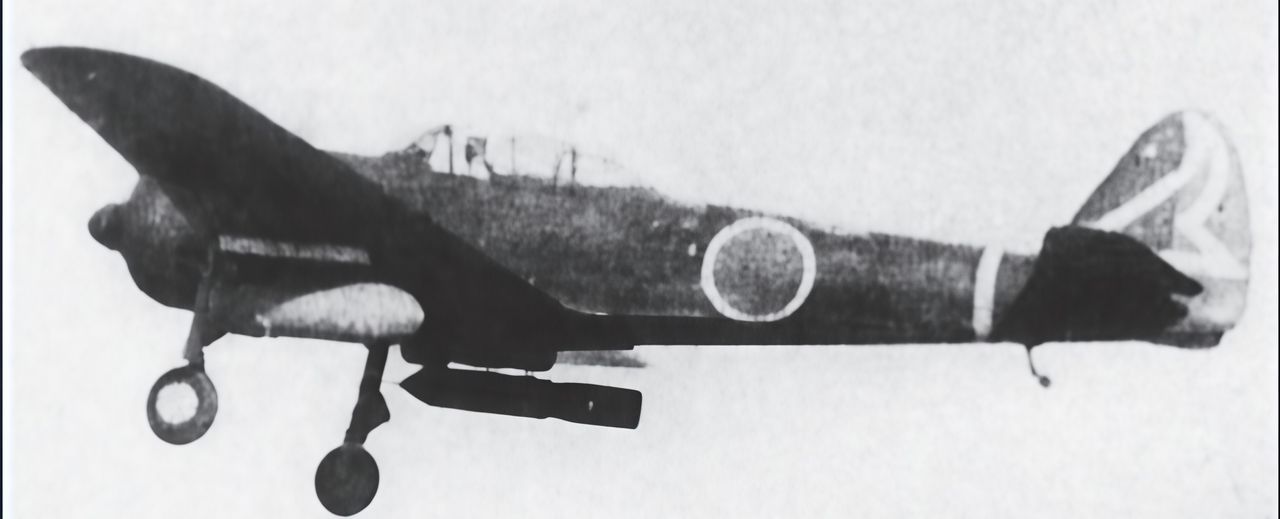 Một chiếc Ki-43-II “Oscar” của Hiko Sentai số 33 tại Philippines cuối năm 1944. Chú ý máy bay mang một quả bom nổ mạnh Type 92 nặng 551lb dưới cánh phải, làm tăng đáng kể hiệu quả của nó như một kamikaze. Vũ khí này luôn đi kèm một thùng dầu phụ 200 lít dưới cánh đối diện, vừa để kéo dài tầm bay, vừa để cân bằng trọng lượng bom. (qua Jim Lansdale)