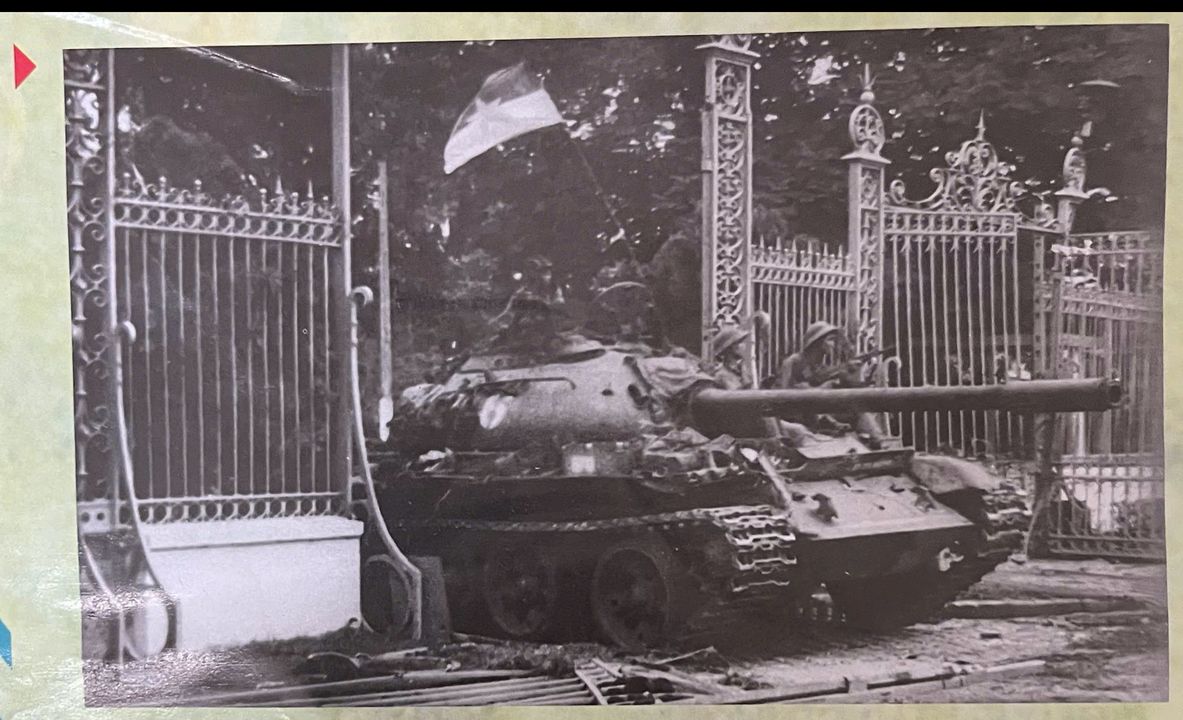 11 giờ 30 phút ngày 30/4/1975, xe tăng quân Giải phòng bảng qua cảnh cống sát, đánh chiếm Phủ Tổng thống ngụy Sài Gòn sao huyệt cuối cùng của quân địch kết thúc oanh liệt cuộc trương chính 30 năm chống ngoại xâm của dân tộc. (Ảnh TTXVN)