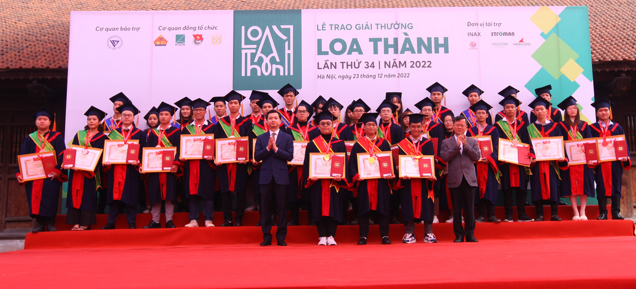 <i>Đợt lên Văn Miếu nhận giải Loa Thành nì</i>
