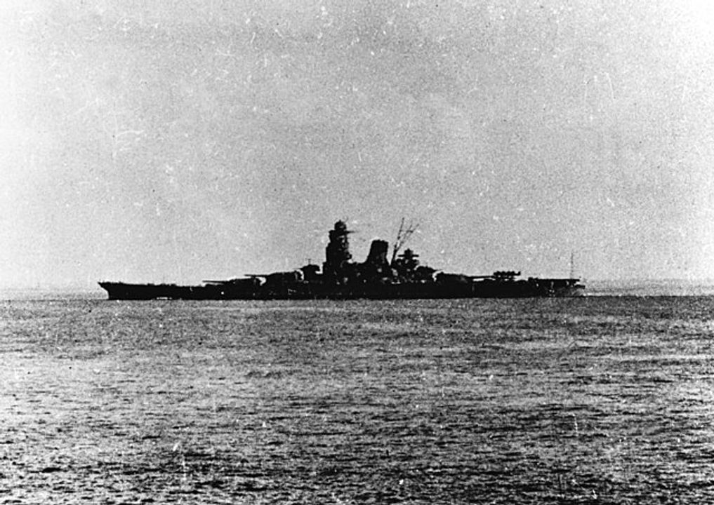 Musashi rời vịnh Brunei vào ngày 22 tháng 10 năm 1944, trên đường thực hiện kế hoạch tấn công hạm đội đổ bộ của Hải quân Mỹ tại vịnh Leyte. Góc nhìn này cho thấy dáng vẻ uy nghi của tàu với cấu trúc thượng tầng lớn, ống khói và ba tháp pháo khổng lồ cho pháo 18,1 inch/45. Musashi bị đánh chìm hai ngày sau đó tại biển Sibuyan mà chưa bao giờ khai hỏa pháo chính vào mục tiêu mặt nước Mỹ trong suốt cuộc chiến, minh chứng cho sự vô vọng của những thiết giáp hạm lớn nhất từng được chế tạo khi phải đối đầu với sức mạnh không quân hải quân.
