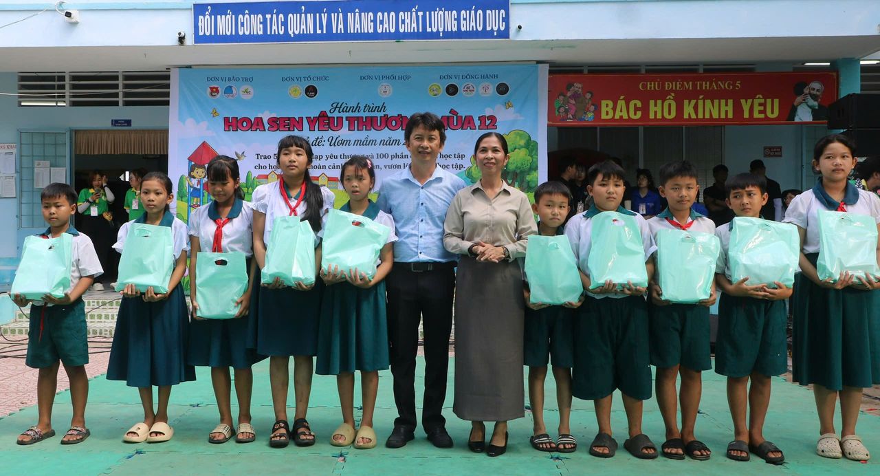 [Đại diện cho Ban tổ chức , quý thầy cô trao quà cho học sinh vượt khó]