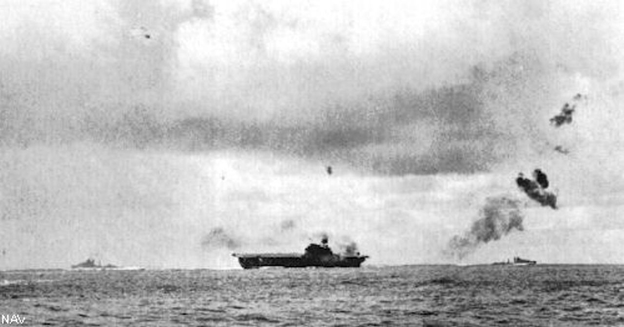 Bức ảnh này chụp thời điểm Enterprise bốc cháy do trúng hai quả bom. Con tàu vẫn tiếp tục thực hiện các thao tác né tránh trong cuộc tấn công của không quân Nhật Bản. (U.S.Navy photo)