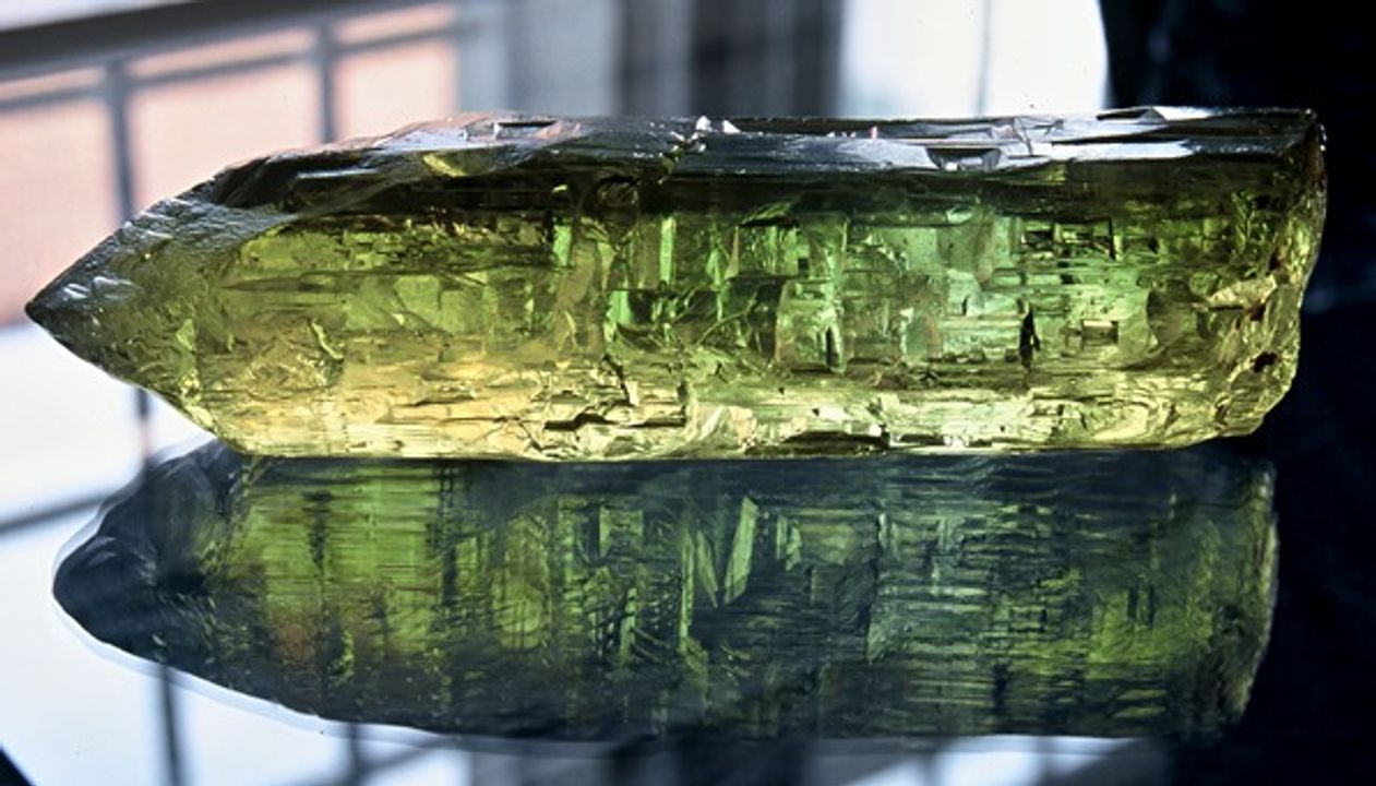 Một heliodore khổng lồ khác (khoảng 20 cm) từ bộ sưu tập Museum of Precious Stones. Ảnh của M. Bienkowska.