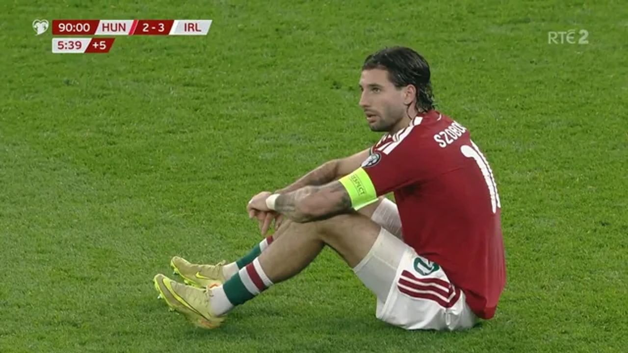 Dominik Szoboszlai thất thần khi Hungary thua Ireland 2-3 trên sân nhà.