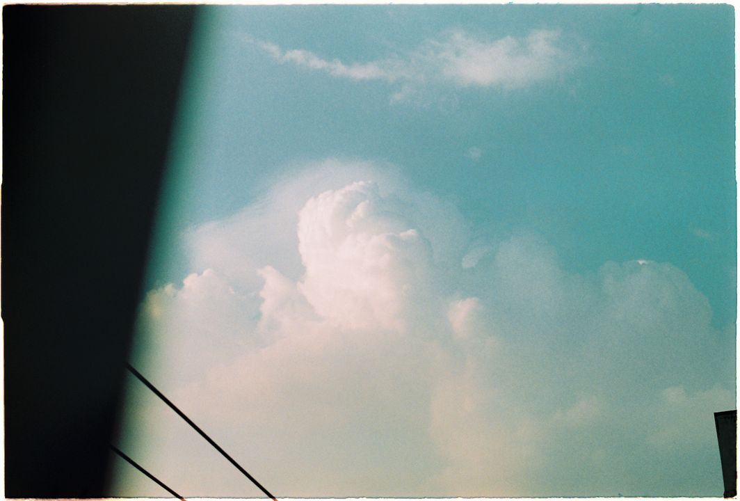 Ngước nhìn lên bầu trời, con người ước rằng: "Mình muốn hạnh phúc trọn vẹn"