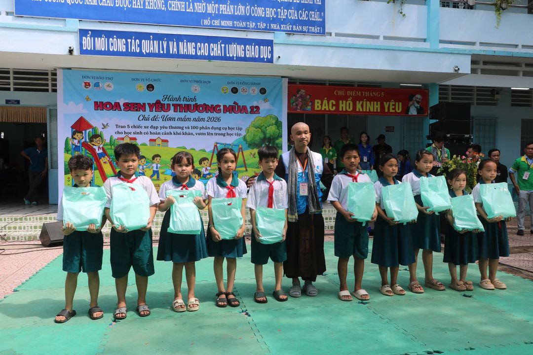 [Các em học sinh rạng rỡ đón nhận học bổng và quà tặng từ chương trình]