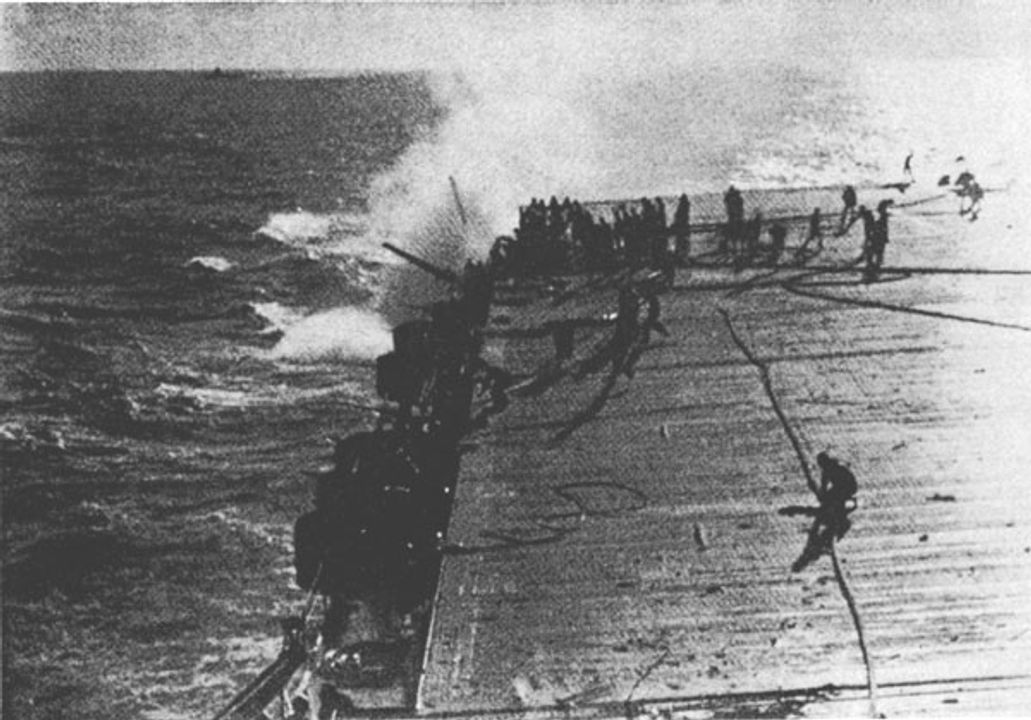 Các đội kiểm soát thiệt hại của Enterprise đang dập tắt đám cháy do trúng bom trong cuộc tấn công trên không của Nhật Bản. (NHHC)
