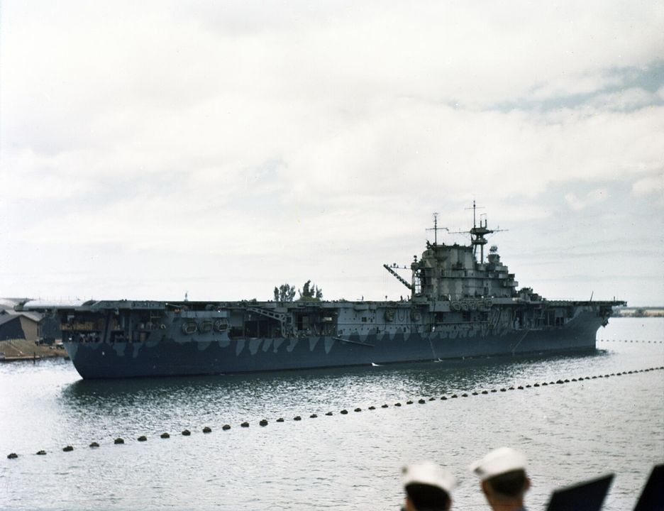  USS Hornet (CV-8) đang neo đậu tại Trân Châu Cảng, Hawaii vào cuối tháng 7 hoặc đầu tháng 8 năm 1942. Con tàu lúc này đã được trang bị radar CXAM, được lắp đặt sau trận Midway.