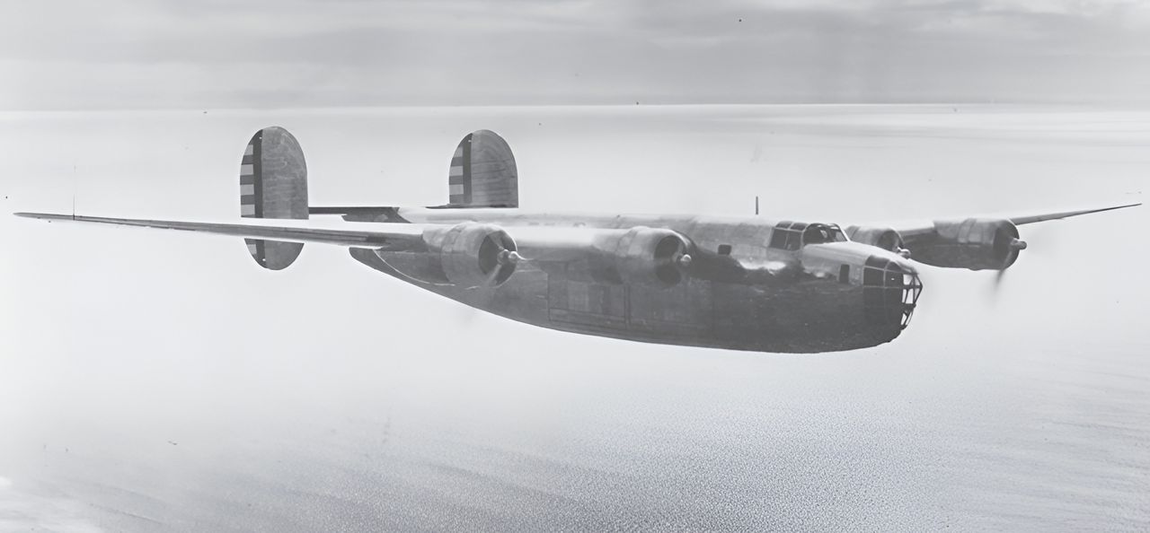 Chiếc XB-24 của Consolidated đang bay dọc bờ biển California vào đầu năm 1940. Để tăng tốc độ của máy bay ném bom, Không quân Lục quân Hoa Kỳ (USAAC) đã yêu cầu nhà sản xuất lắp bộ tăng áp turbine cho bốn động cơ Pratt & Whitney R-1830-33 Twin Wasp của XB-24. (RG342, 3B-25234, NARA)