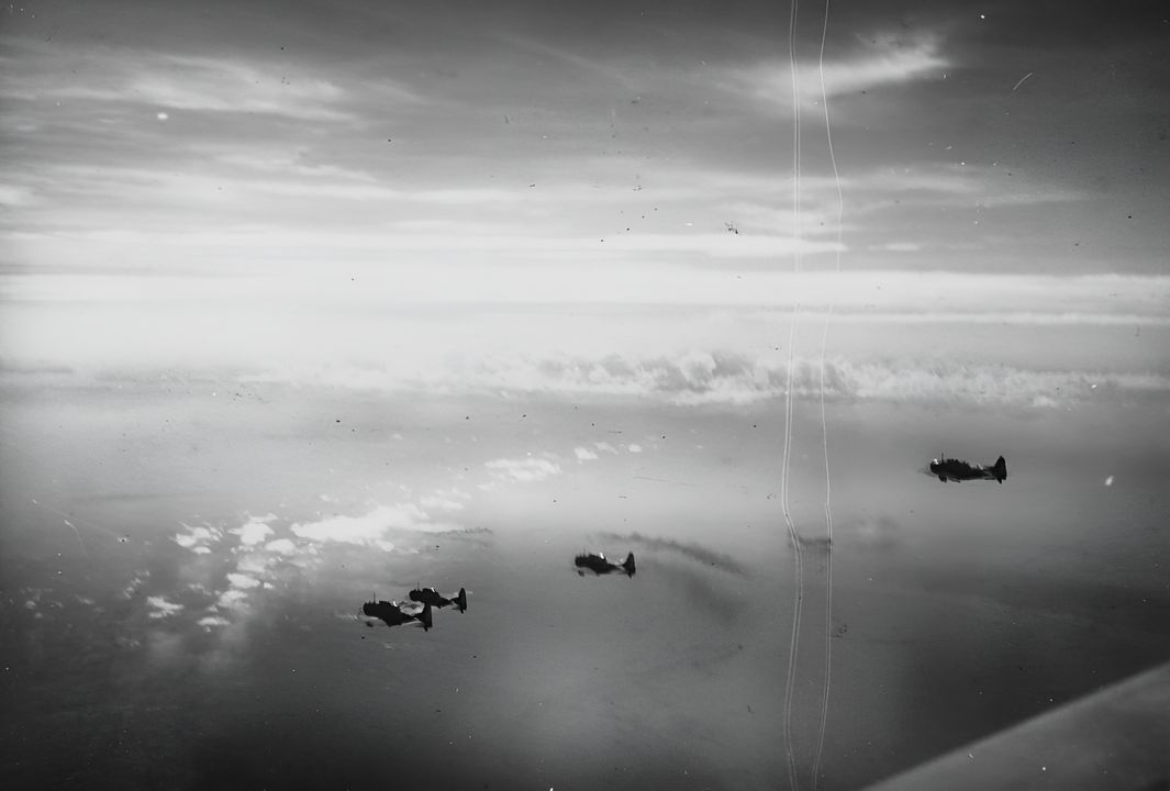 Máy bay ném bom bổ nhào Douglas SBD-3 của nhóm không quân Yorktown đang trên đường tới mục tiêu ở khu vực Lae-Salamaua, ở độ cao 14.000 feet. (NHHC)