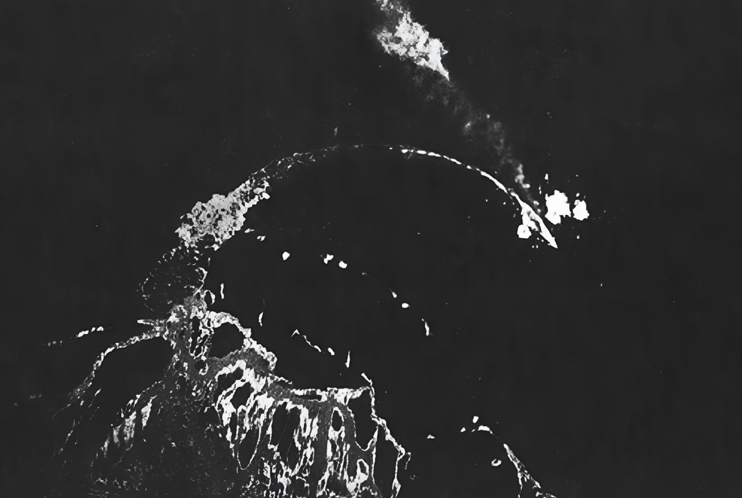 Trải nghiệm đầu tiên của Hải quân Mỹ trong việc tấn công thiết giáp hạm Nhật Bản bằng máy bay diễn ra vào ngày 13 tháng 11 năm 1942. Hiei đã bị hư hại trong một trận hải chiến mặt nước vào đêm trước đó, với hệ thống lái bị phá hỏng khiến con tàu không thể rời khỏi khu vực. Ngày hôm sau, nó phải hứng chịu hơn 70 phi vụ tấn công, gây thêm nhiều thiệt hại. Tuy nhiên, con tàu chỉ thực sự đứng trước nguy cơ bị đánh chìm khi trúng bốn quả ngư lôi do các Avenger phóng. (Naval History and Heritage Command, Photo Archives, Naval Subject Collection)